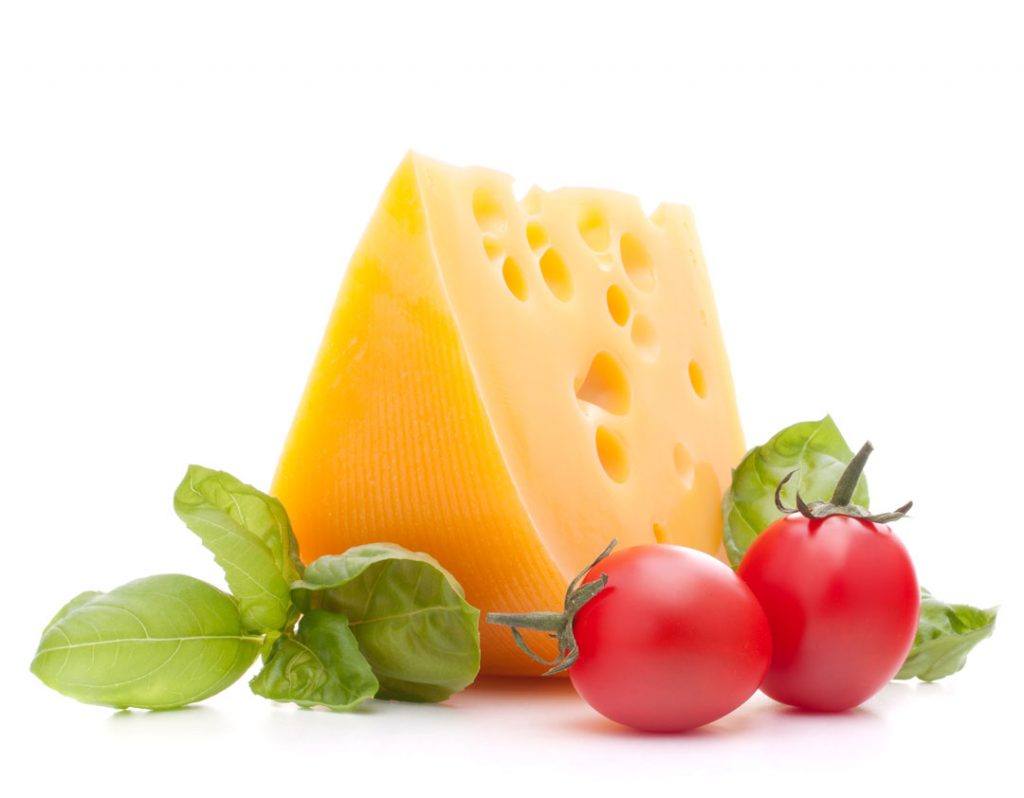 Queso-Rodaja-con-hojas-y-tomate